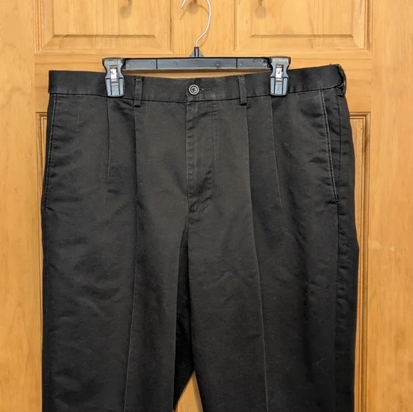 Dockers D4 Khaki Pants Men's 36x30 Black Classic Fit Pleated Relaxed Straight - Picture 2 of 10